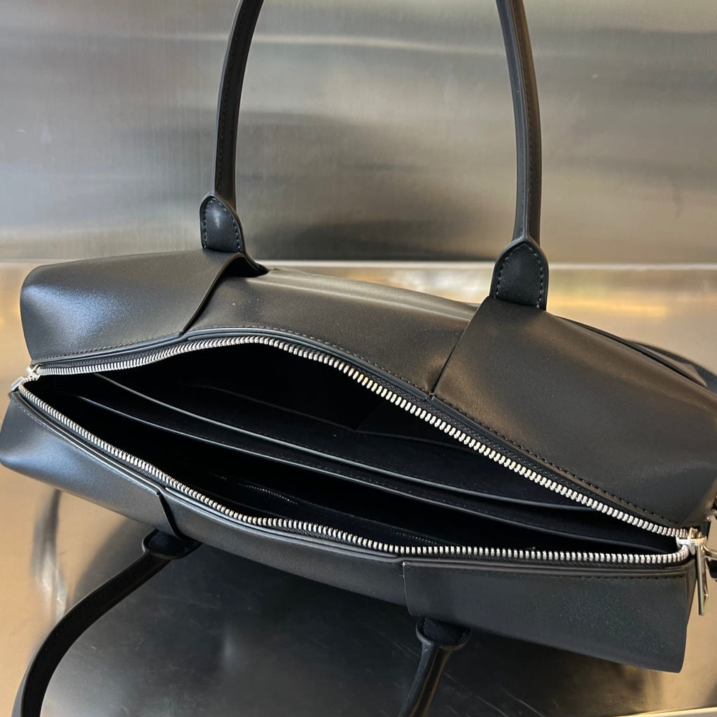 BOTTEGA VENETA ARCO 36 BAG IN BLACK LAMBSKIN
