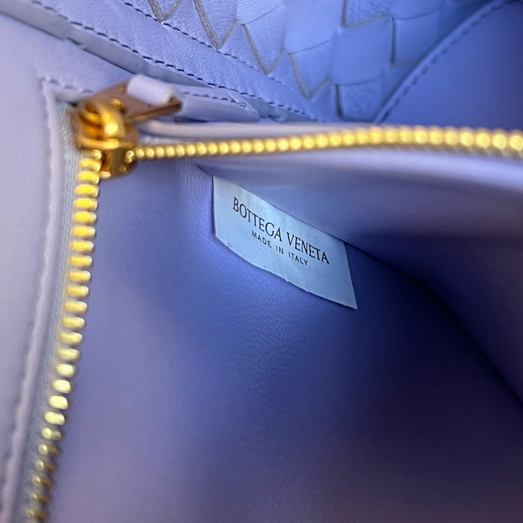 BOTTEGA VENETA SMALL ANDIAMO 29 IN LIGHT PURPLE LAMBSKIN