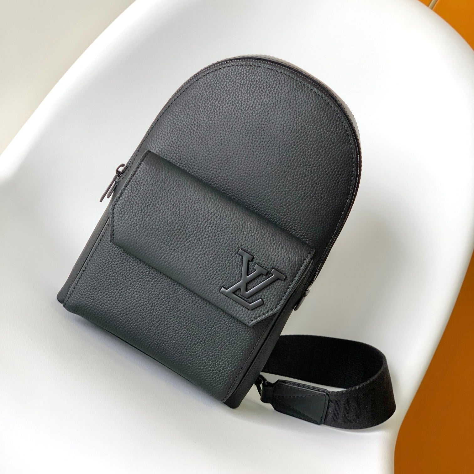 LOUIS VUITTON PILOT SLINGBAG 30 IN BLACK COWHIDE LEATHER