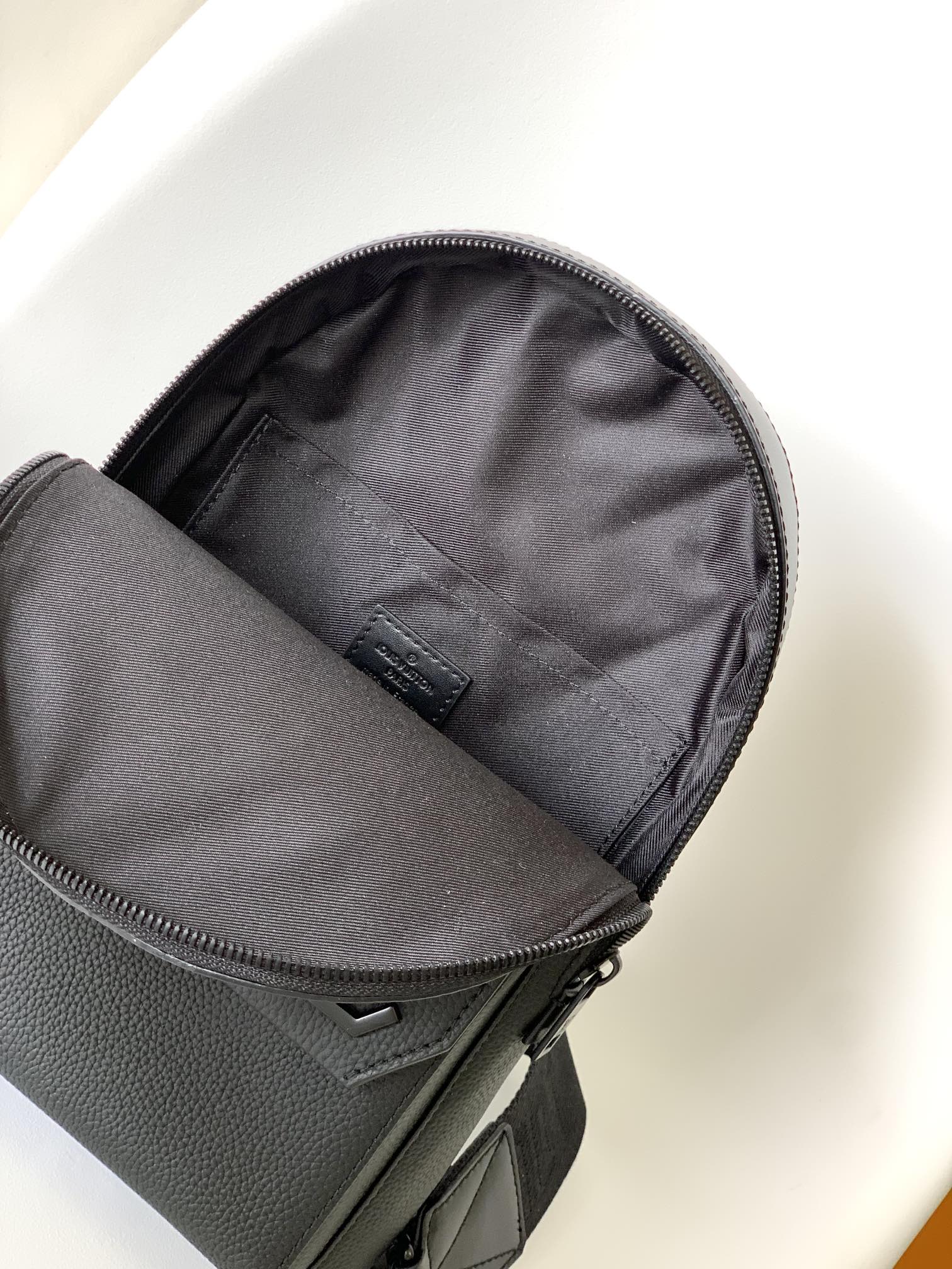 LOUIS VUITTON PILOT SLINGBAG 30 IN BLACK COWHIDE LEATHER
