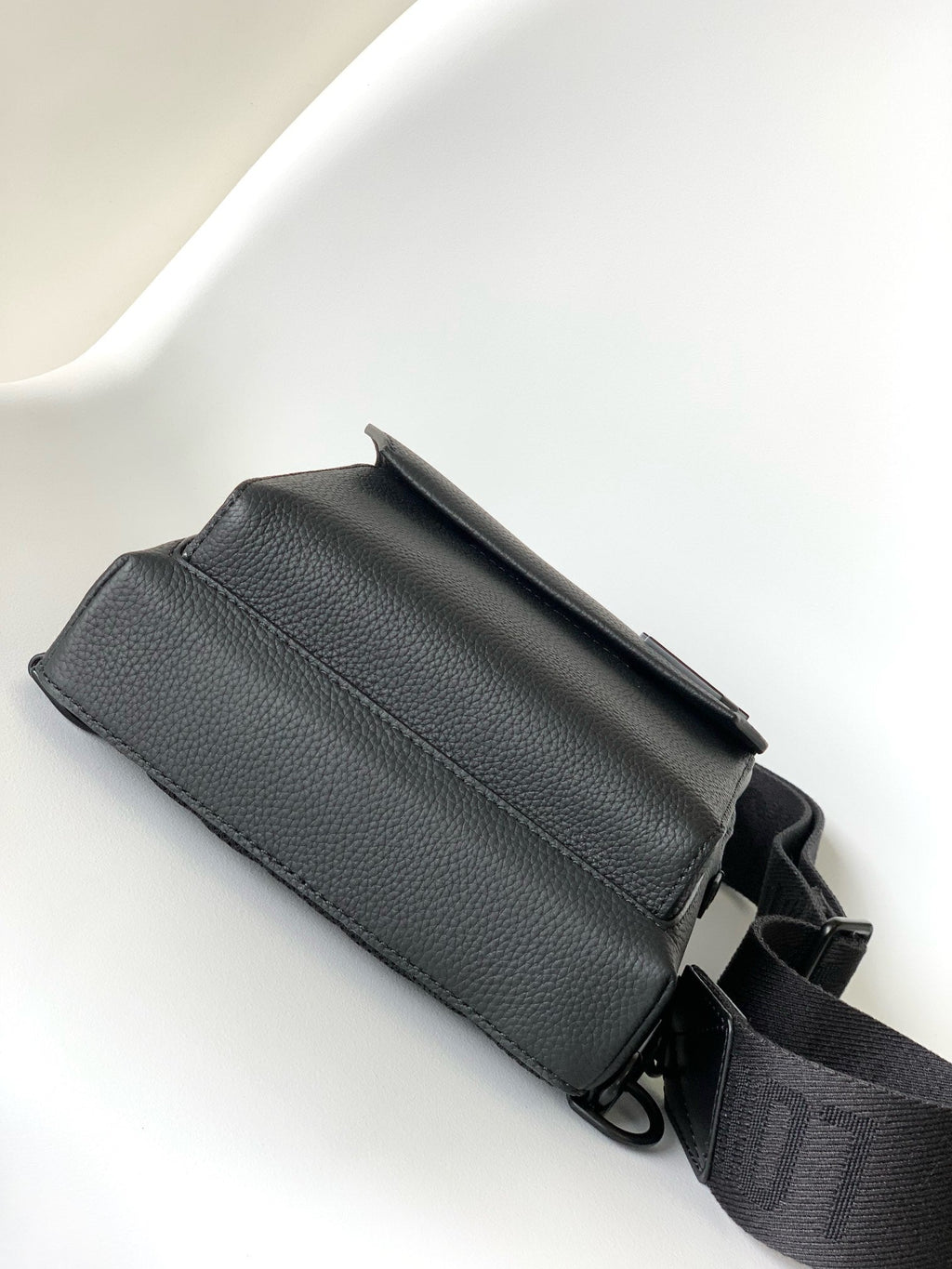 LOUIS VUITTON PILOT SLINGBAG 30 IN BLACK COWHIDE LEATHER