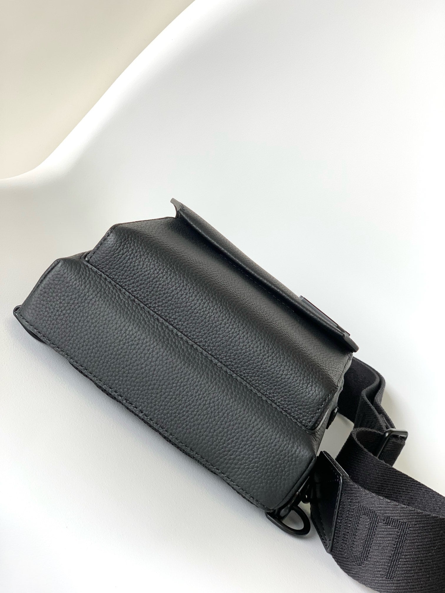 LOUIS VUITTON PILOT SLINGBAG 30 IN BLACK COWHIDE LEATHER