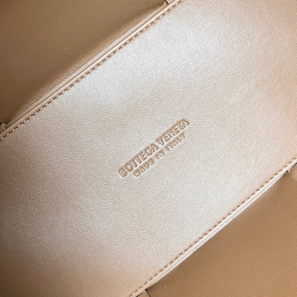 BOTTEGA VENETA SMALL 30 ARCO TOTE BAG JACOBEAN CALFSKIN