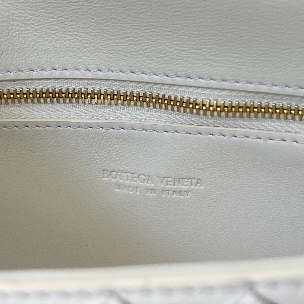 BOTTEGA VENETA ANDIAMO 21 IN WHITE LAMBSKIN