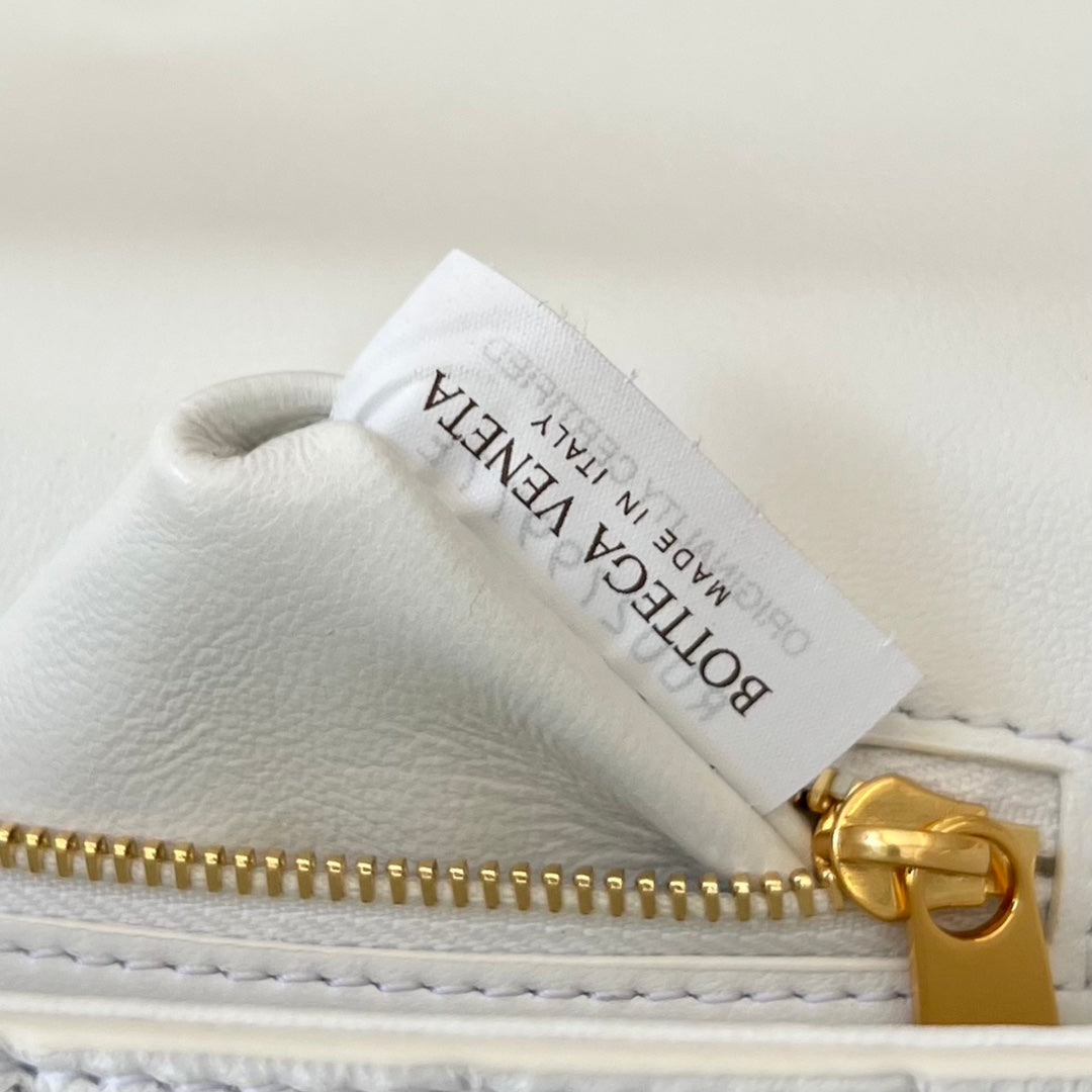 BOTTEGA VENETA ANDIAMO 21 IN WHITE LAMBSKIN