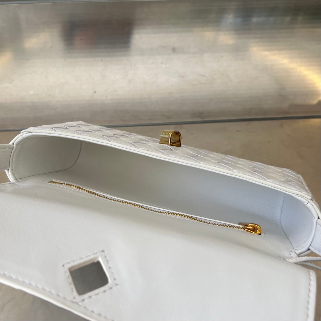 BOTTEGA VENETA ANDIAMO 21 IN WHITE LAMBSKIN