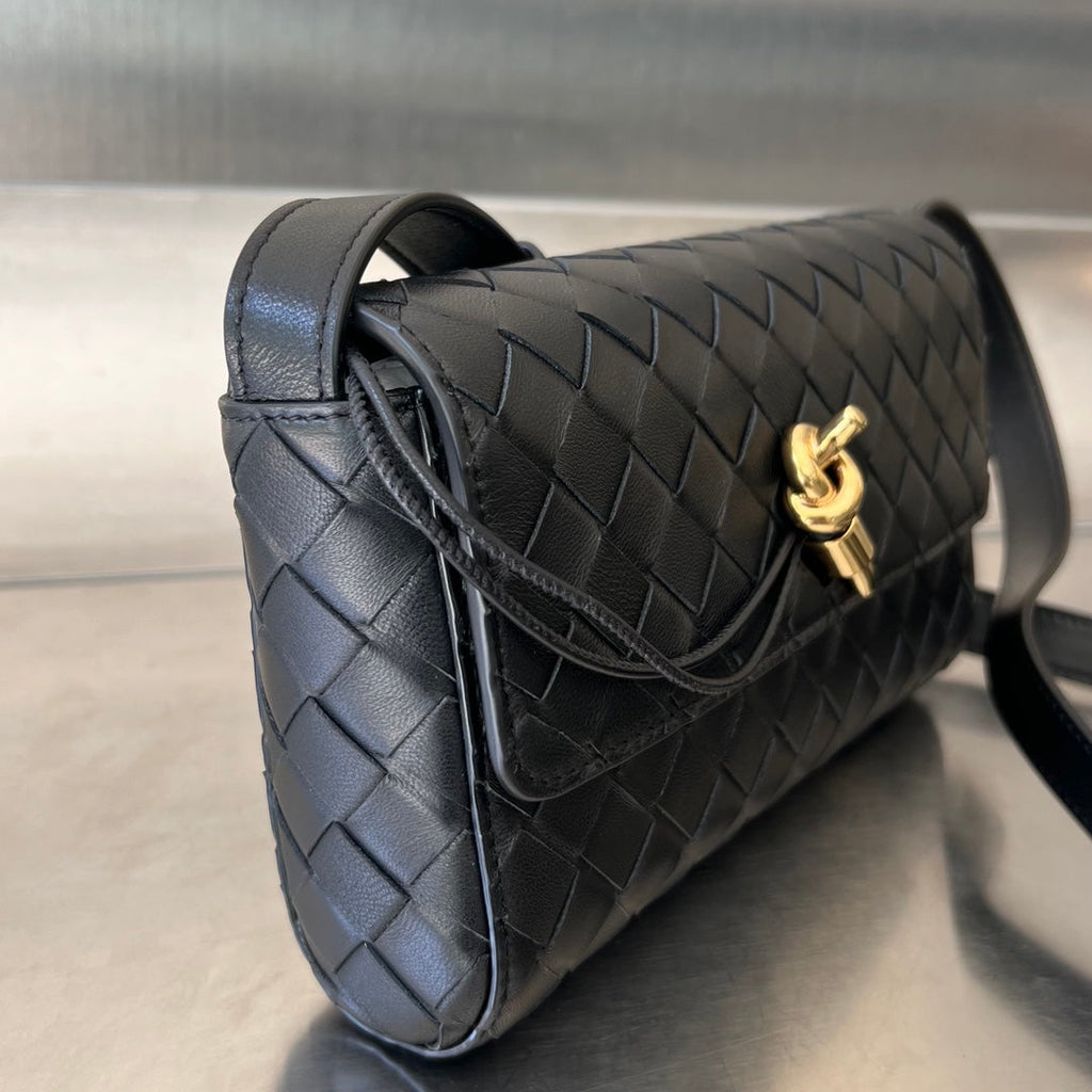 BOTTEGA VENETA ANDIAMO 21 IN BLACK LAMBSKIN