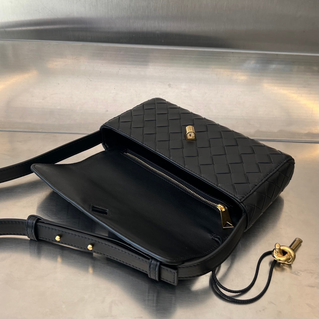 BOTTEGA VENETA ANDIAMO 21 IN BLACK LAMBSKIN
