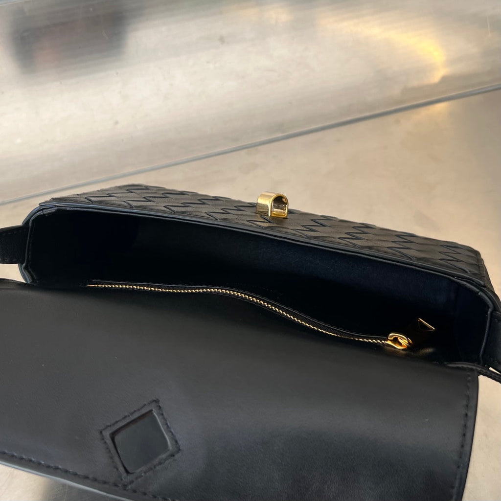 BOTTEGA VENETA ANDIAMO 21 IN BLACK LAMBSKIN