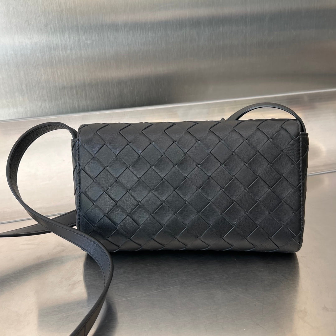 BOTTEGA VENETA ANDIAMO 21 IN BLACK LAMBSKIN