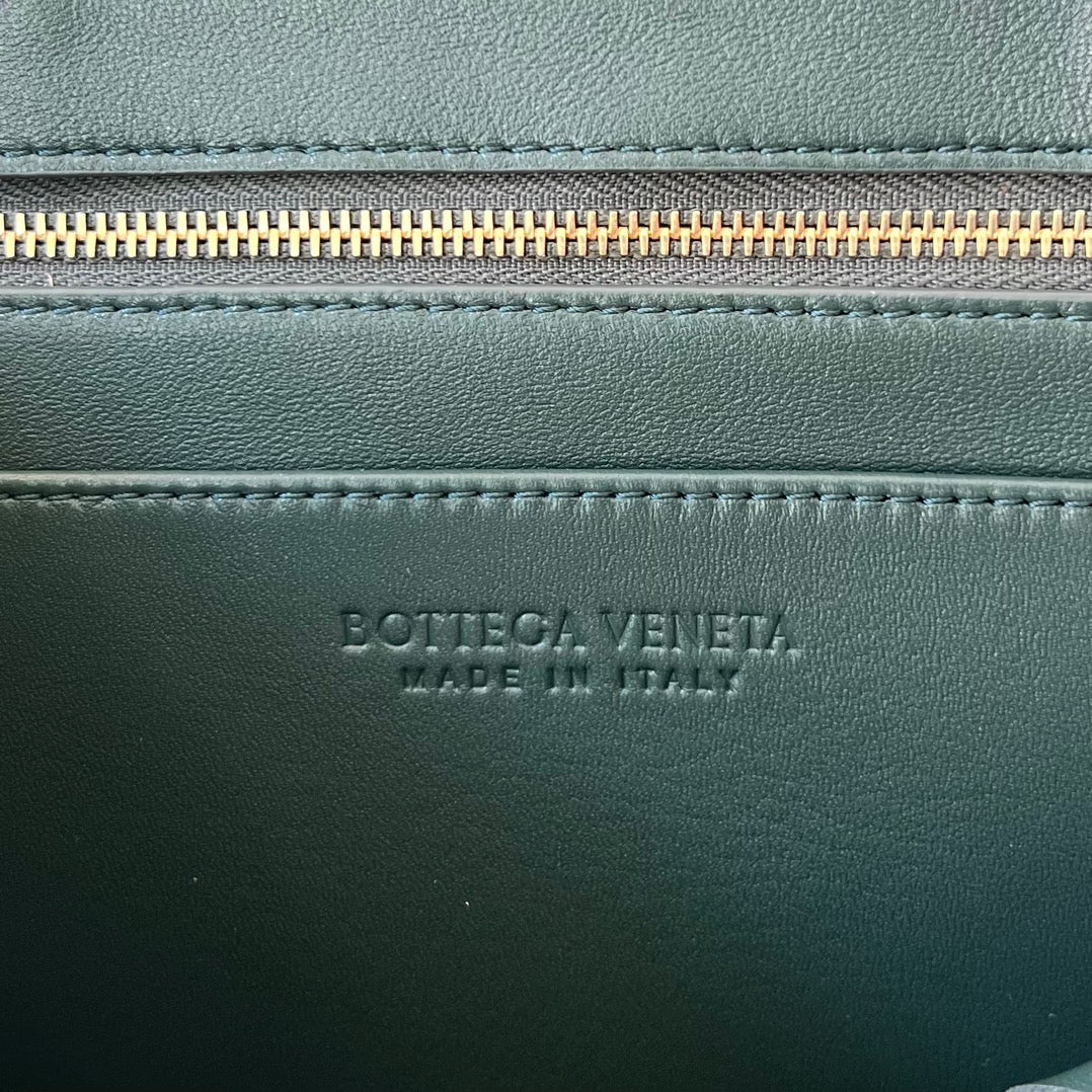 BOTTEGA VENETA SMALL ANDIAMO 29 IN DARK GREEN LAMBSKIN