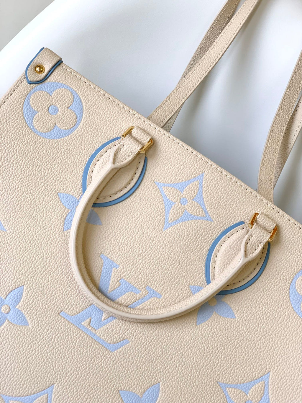 LOUIS VUITTON ONTHEGO MM 35CM CREAM BLUE