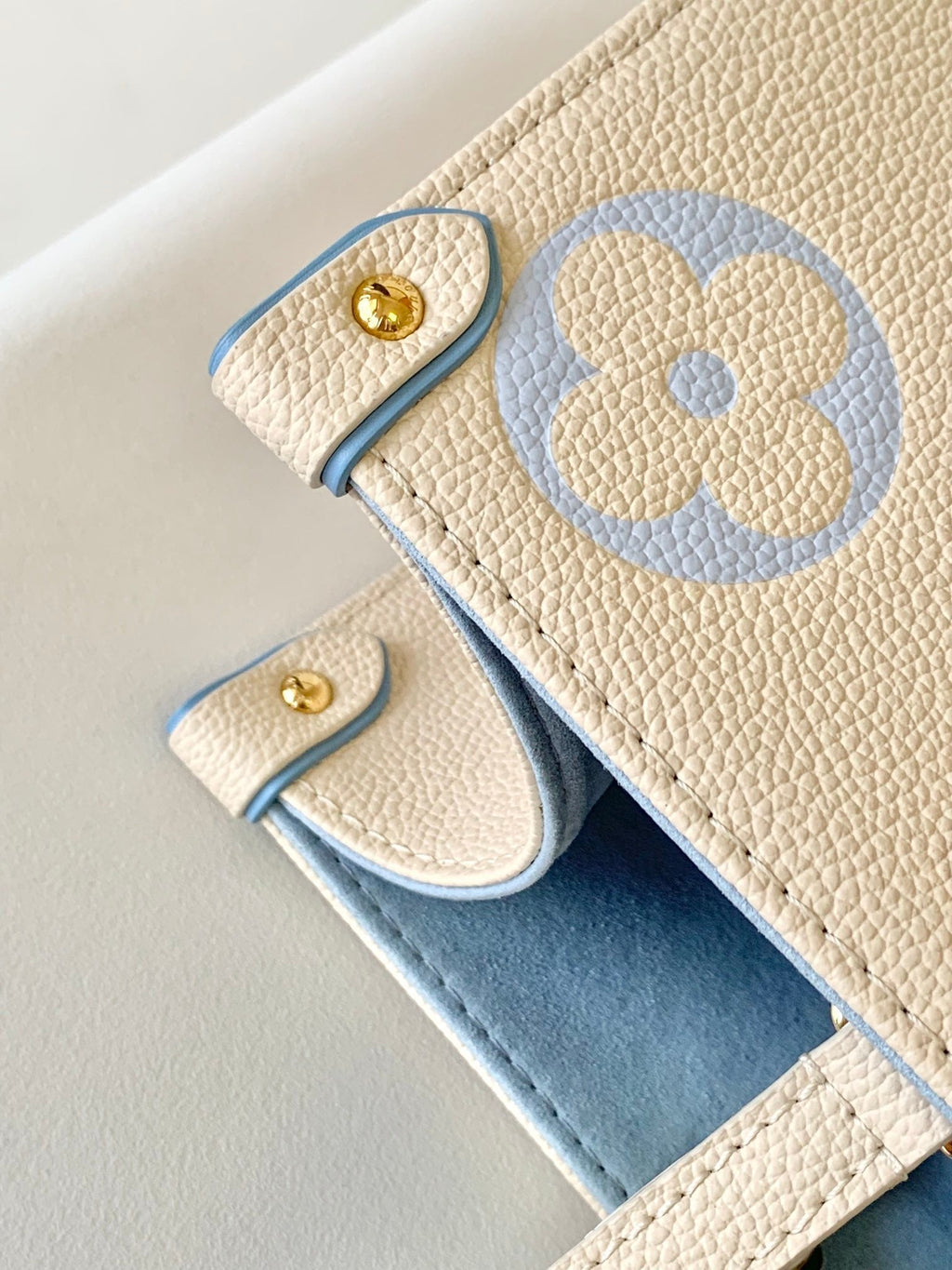 LOUIS VUITTON ONTHEGO MM 35CM CREAM BLUE