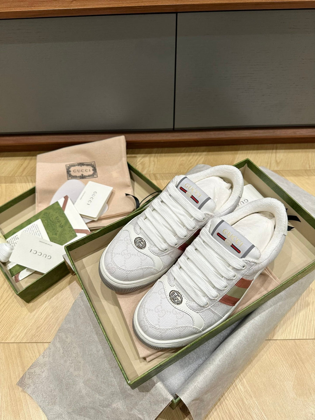 GUCCI WOMEN'S SCREENER TRAINER LIGHT GRAY CALFSKIN