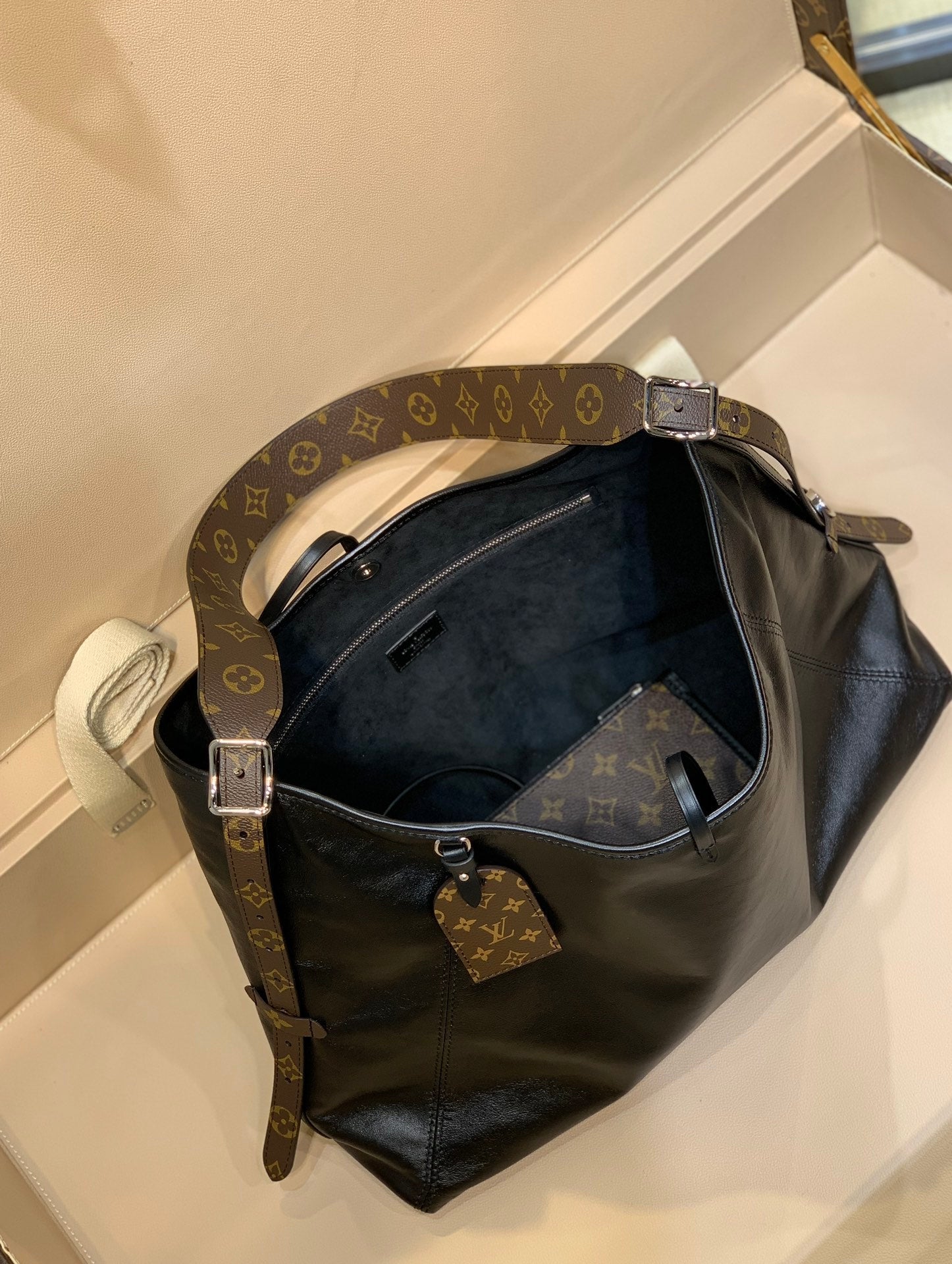 LOUIS VUITTON CARRYALL DARK 39 IN BLACK LAMBSKIN BROWN MONOGRAM TAG