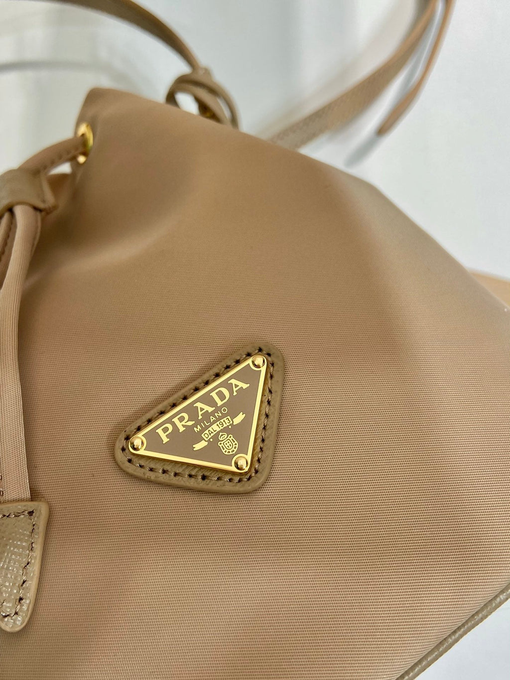 PRADA BUCKET BAG 19 IN BEIGE RE-NYLON AND SAFFIANO LEATHER HANDLE