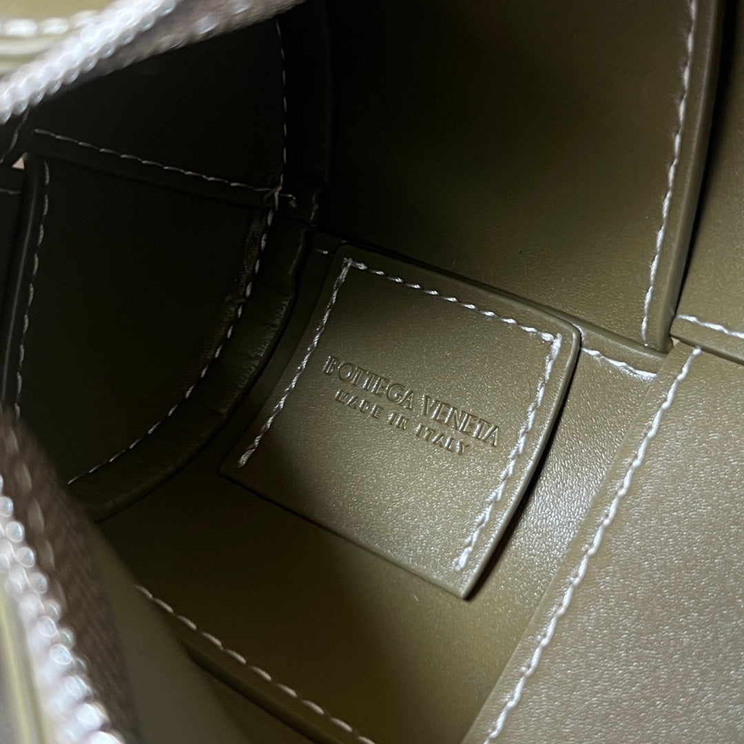 BOTTEGA VENETA SMALL CYLINDER CASSETTE 21 IN TOBACCO BROWN CALFSKIN