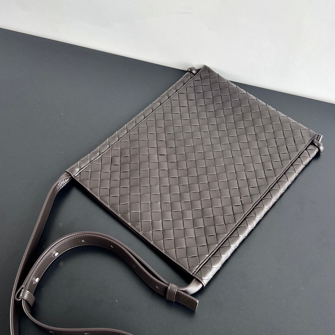 BOTTEGA VENETA LARGE 35 FLAT LOOP IN BLACK CALFSKIN