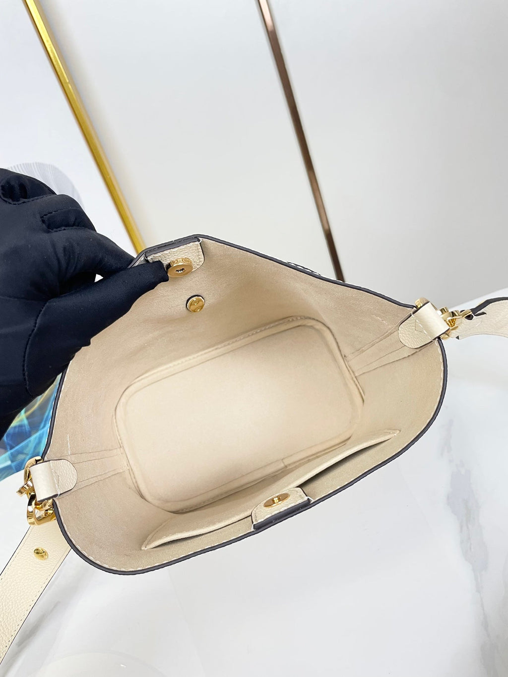 LOUIS VUITTON LOCK AND WALK 20 IN CREAM GRAINED CALFSKIN GOLD HARDWARE