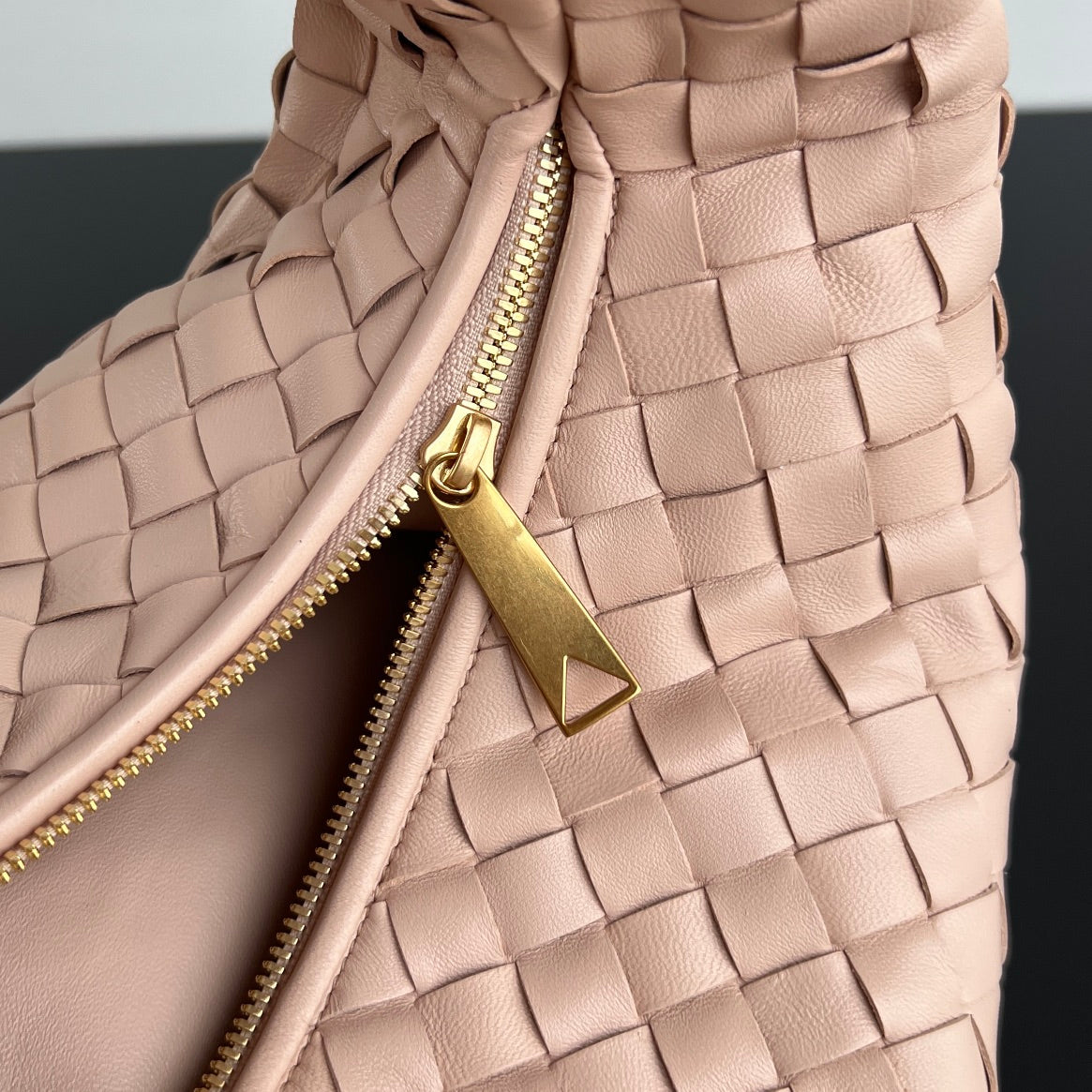 BOTTEGA VENETA MINI JODIE 36 CM IN LIGHT PINK LAMBSKIN