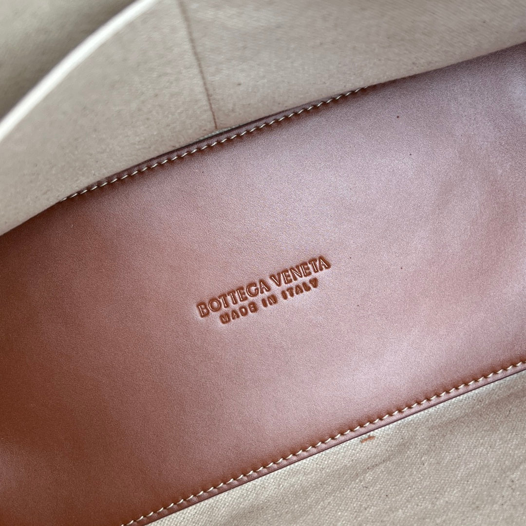 BOTTEGA VENETA SMALL ANDIAMO 25 IN WHITE BROWN CALFSKIN AND CANVAS
