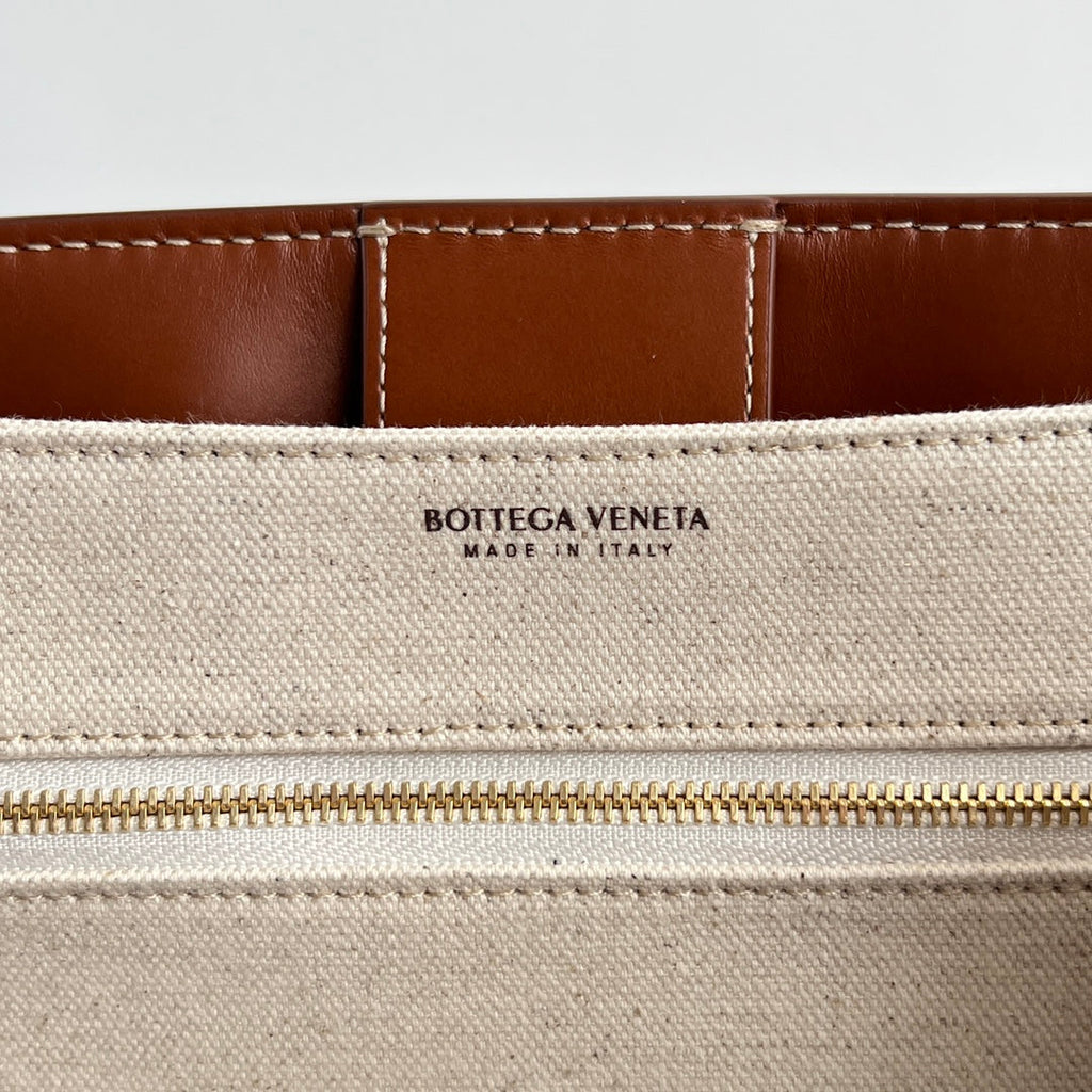 BOTTEGA VENETA SMALL ANDIAMO 25 IN WHITE BROWN CALFSKIN AND CANVAS