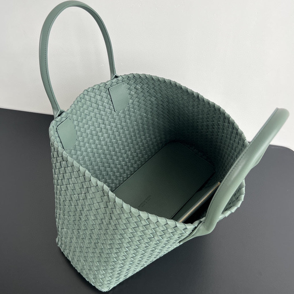 BOTTEGA VENETA LARGE CABAT 51 IN XANADU GRAY LAMBSKIN