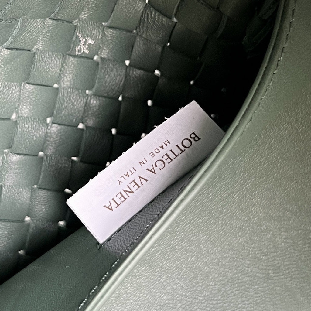 BOTTEGA VENETA LARGE CABAT 51 IN XANADU GRAY LAMBSKIN