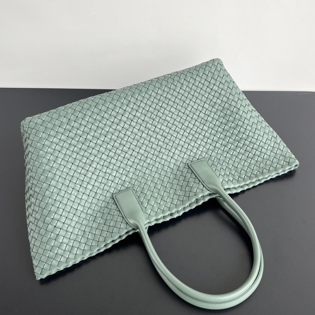 BOTTEGA VENETA LARGE CABAT 51 IN XANADU GRAY LAMBSKIN