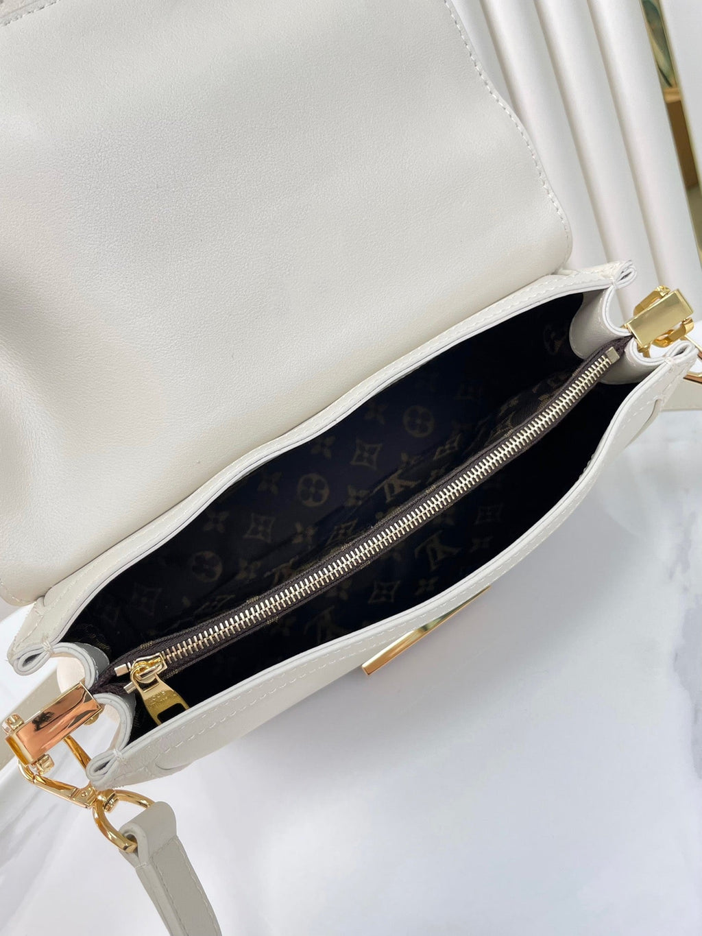 LOUIS VUITTON DAUPHINE SOFT MM 24 IN WHITE SMOOTH LAMBSKIN GOLD HARDWARE