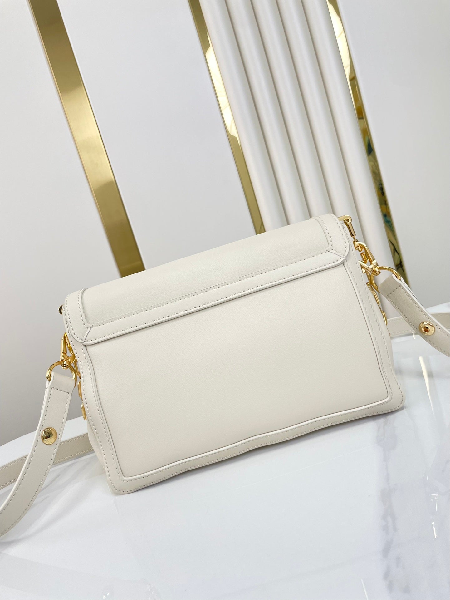 LOUIS VUITTON DAUPHINE SOFT MM 24 IN WHITE SMOOTH LAMBSKIN GOLD HARDWARE