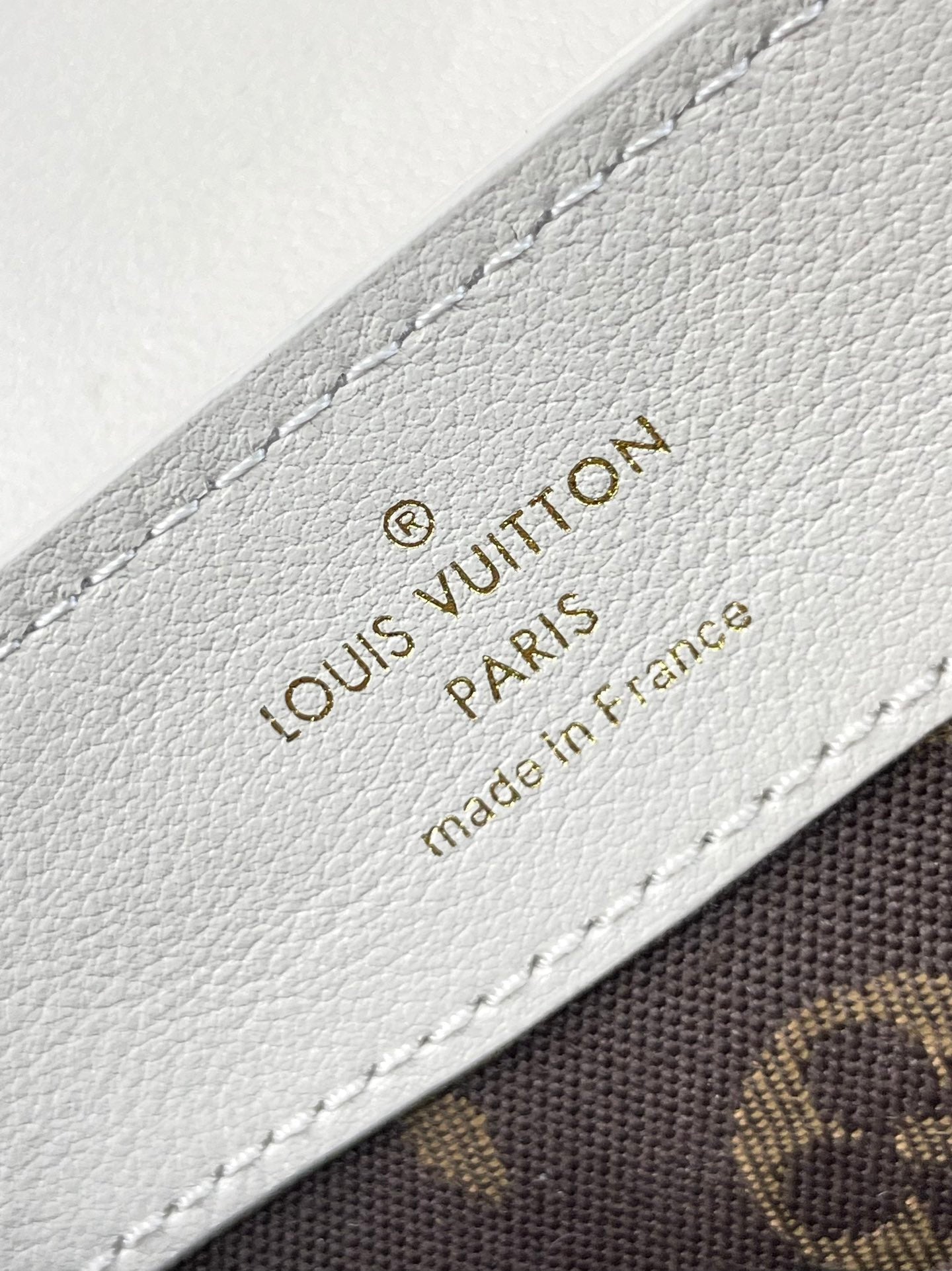 LOUIS VUITTON DAUPHINE SOFT MM 24 IN WHITE SMOOTH LAMBSKIN GOLD HARDWARE