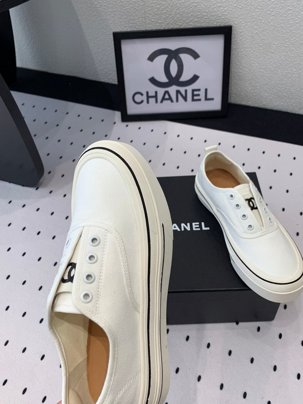 CHANEL LACELESS SNEAKERS PLATFORM IN WHITE CANVAS