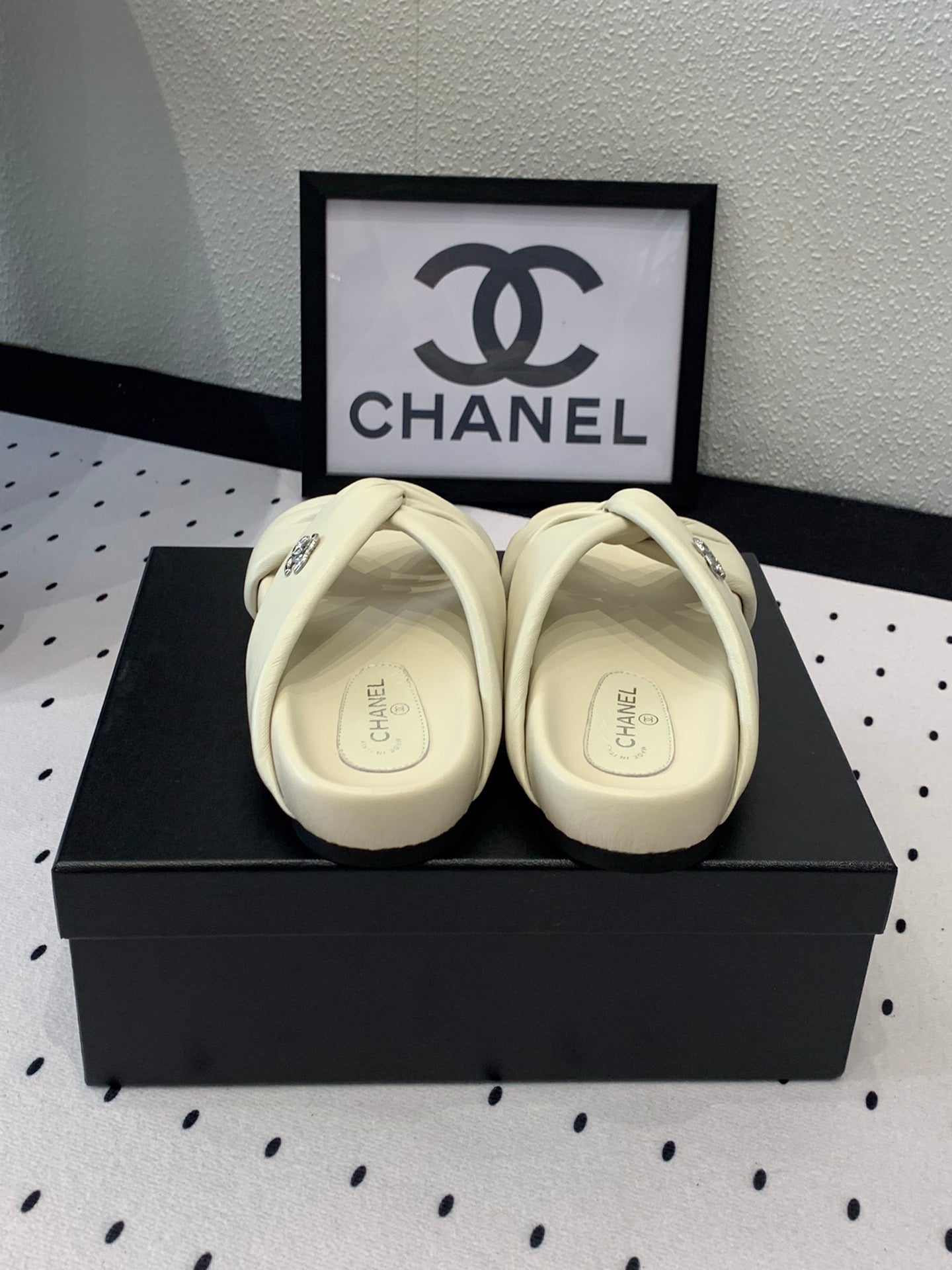 CHANEL TWISTED SLIPPERS IN WHITE LAMBSKIN