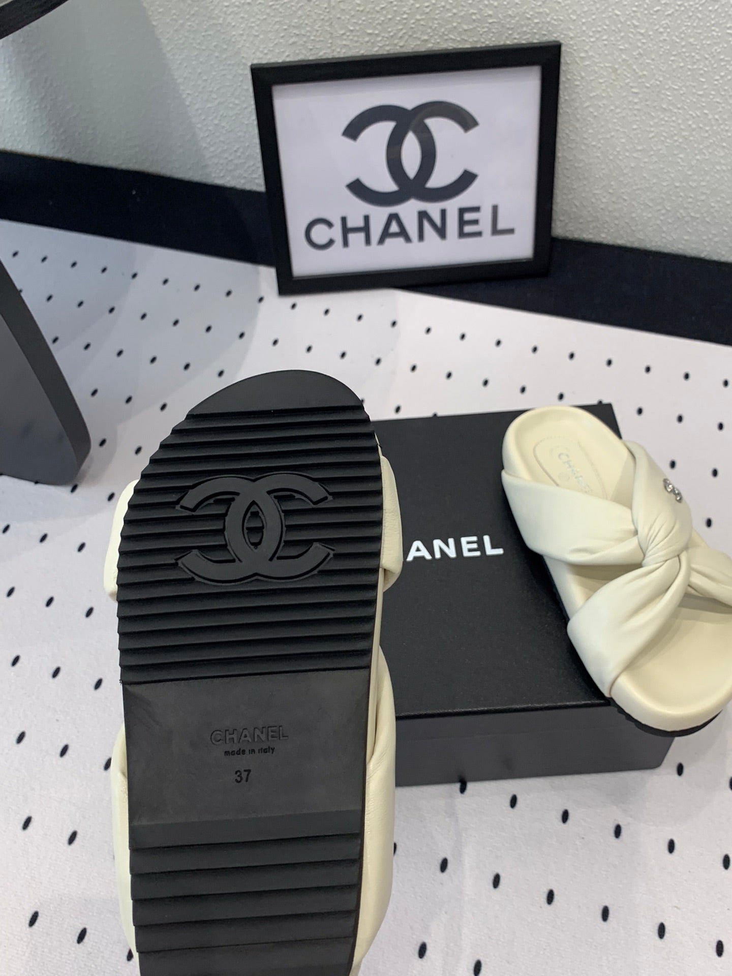 CHANEL TWISTED SLIPPERS IN WHITE LAMBSKIN