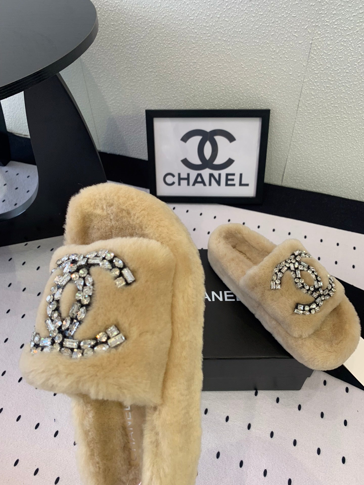 CHANEL THICK-SOLED SLIPPERS IN BEIGE CREAM SHEEP WOOL