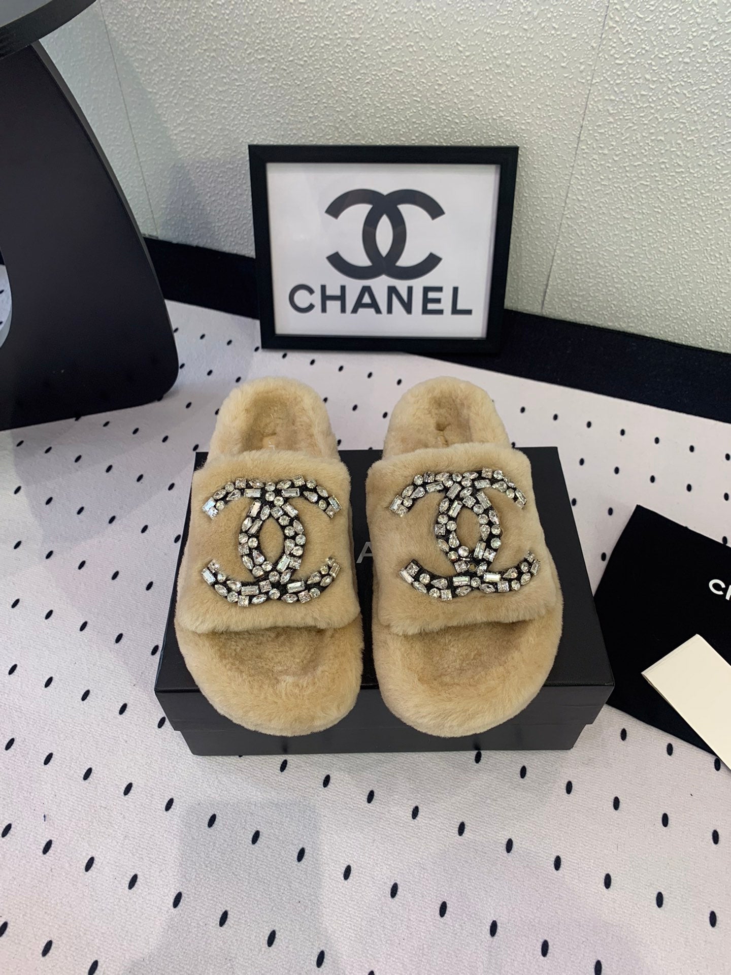 CHANEL THICK-SOLED SLIPPERS IN BEIGE CREAM SHEEP WOOL
