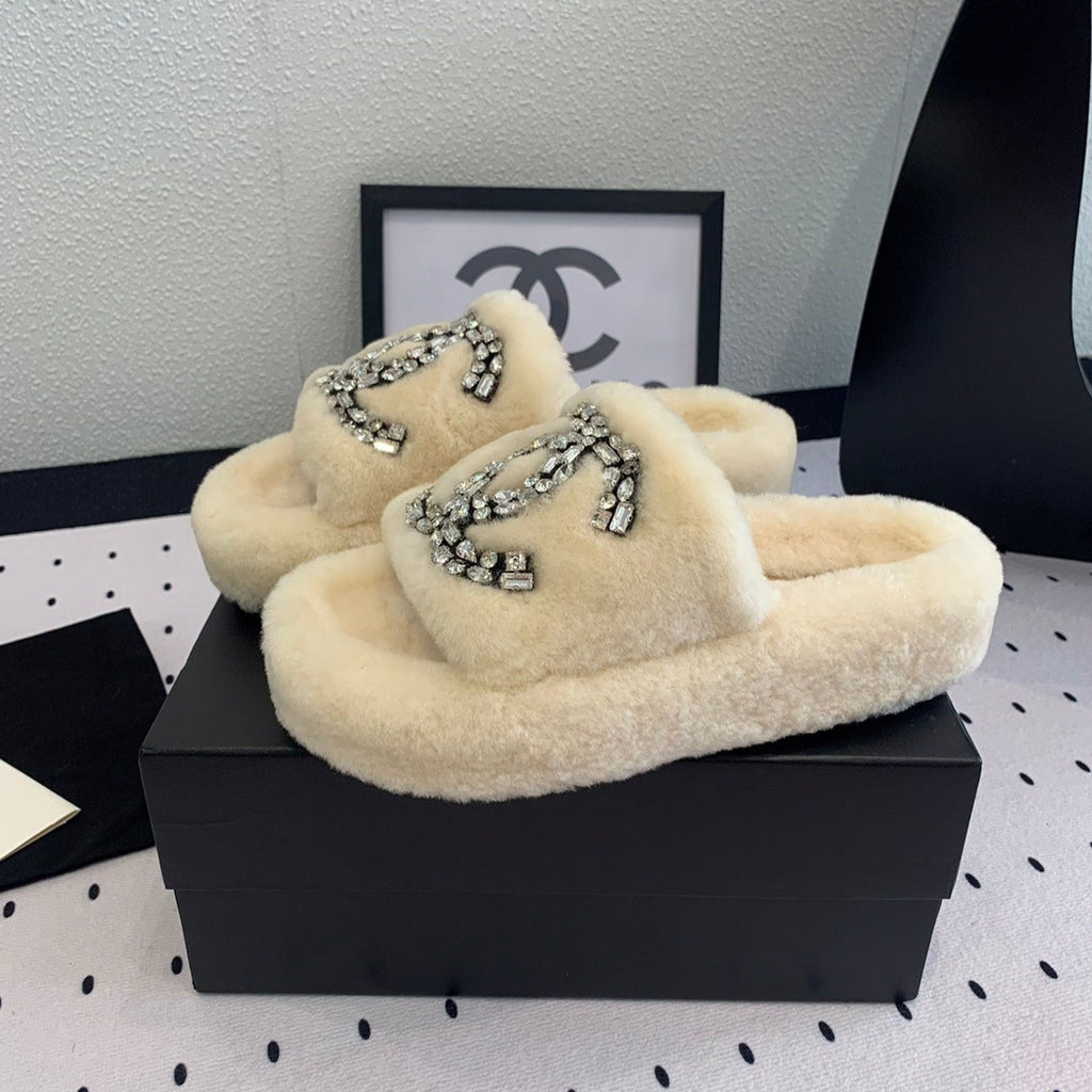 CHANEL THICK-SOLED SLIPPERS IN WHITE SHEEP WOOL