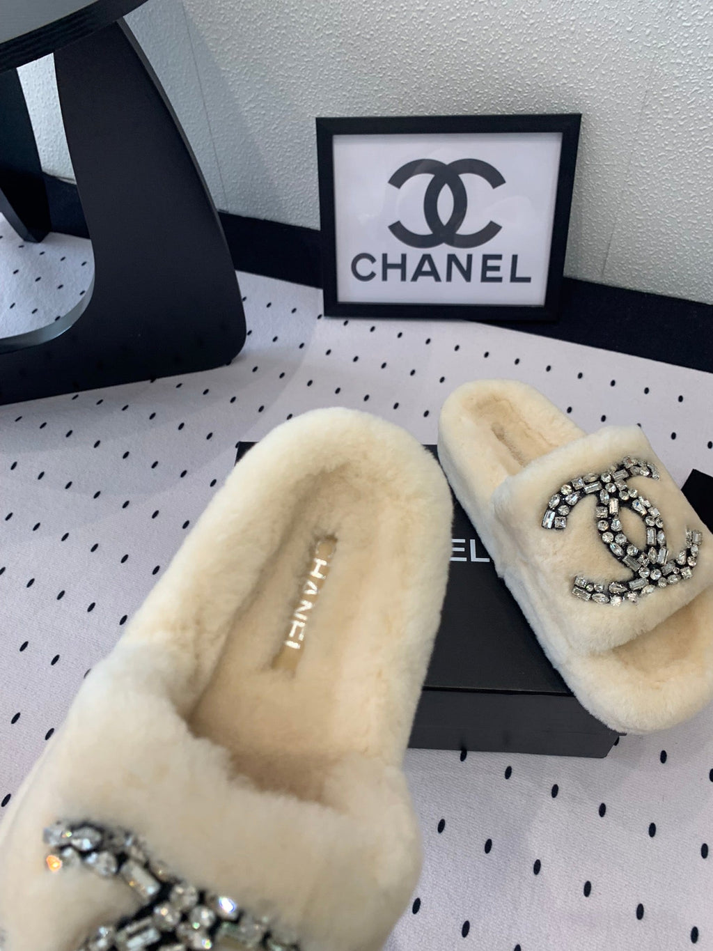 CHANEL THICK-SOLED SLIPPERS IN WHITE SHEEP WOOL