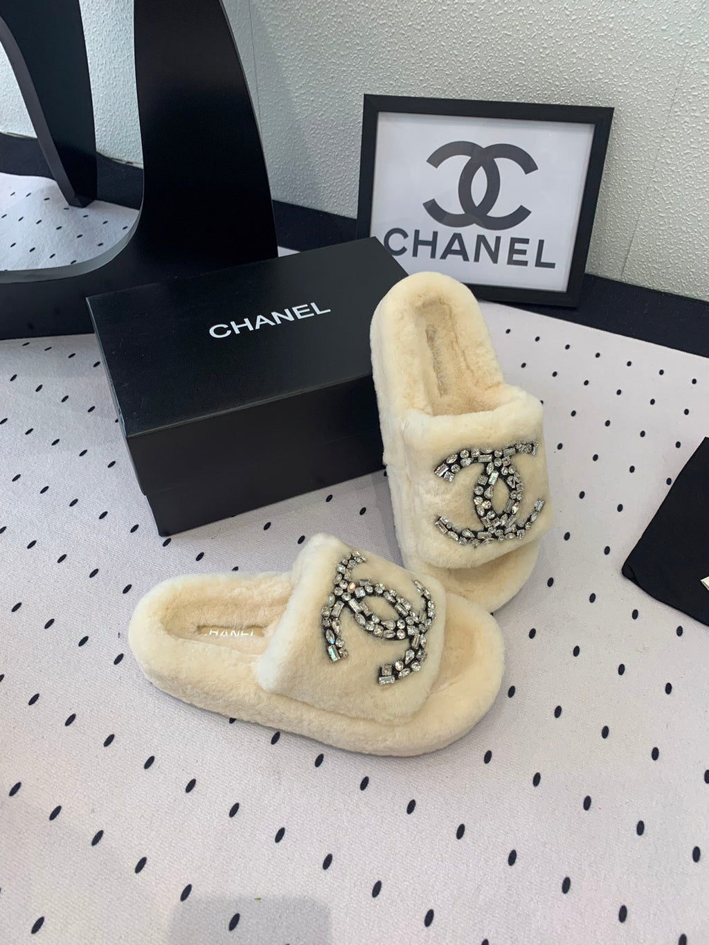 CHANEL THICK-SOLED SLIPPERS IN WHITE SHEEP WOOL