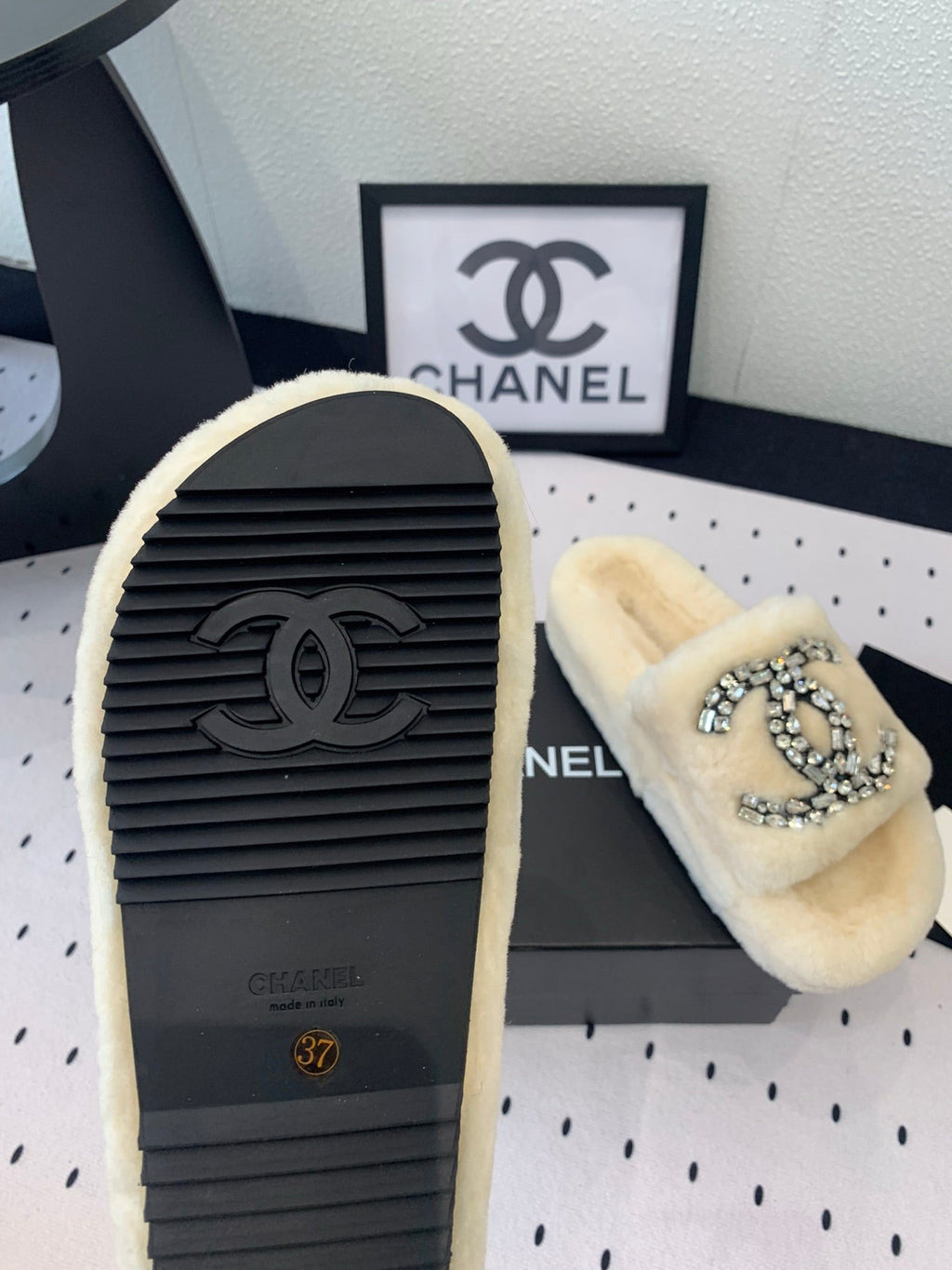 CHANEL THICK-SOLED SLIPPERS IN WHITE SHEEP WOOL