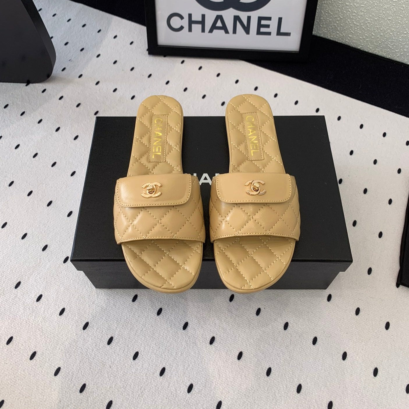 CHANEL SLIPPERS IN YELLOW CREAM CALFSKIN