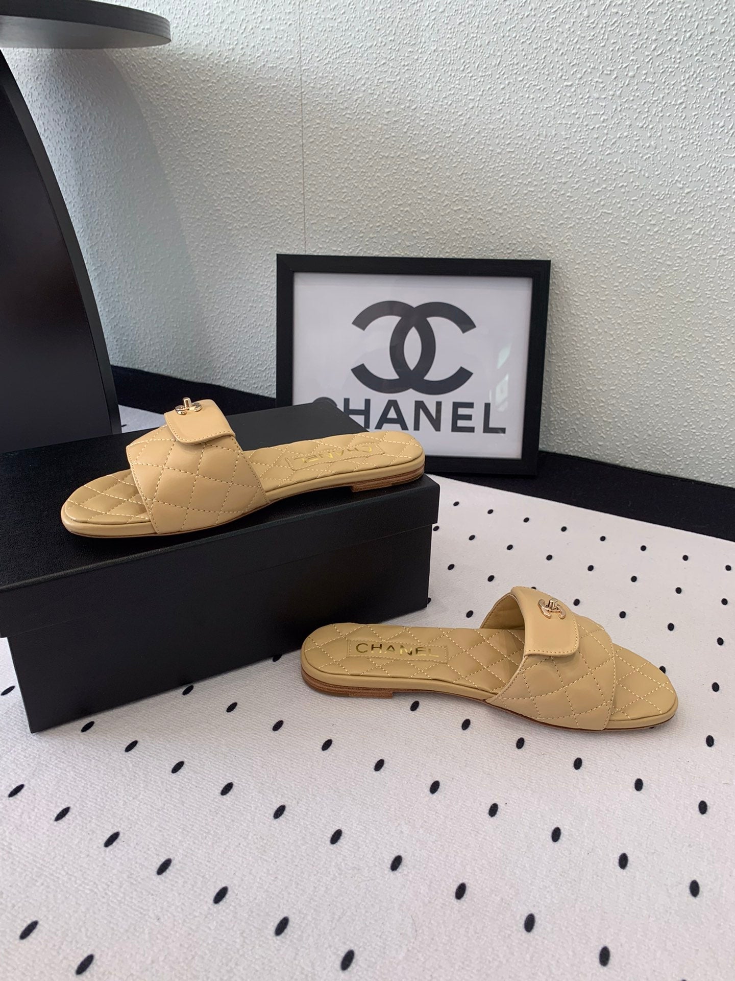 CHANEL SLIPPERS IN YELLOW CREAM CALFSKIN