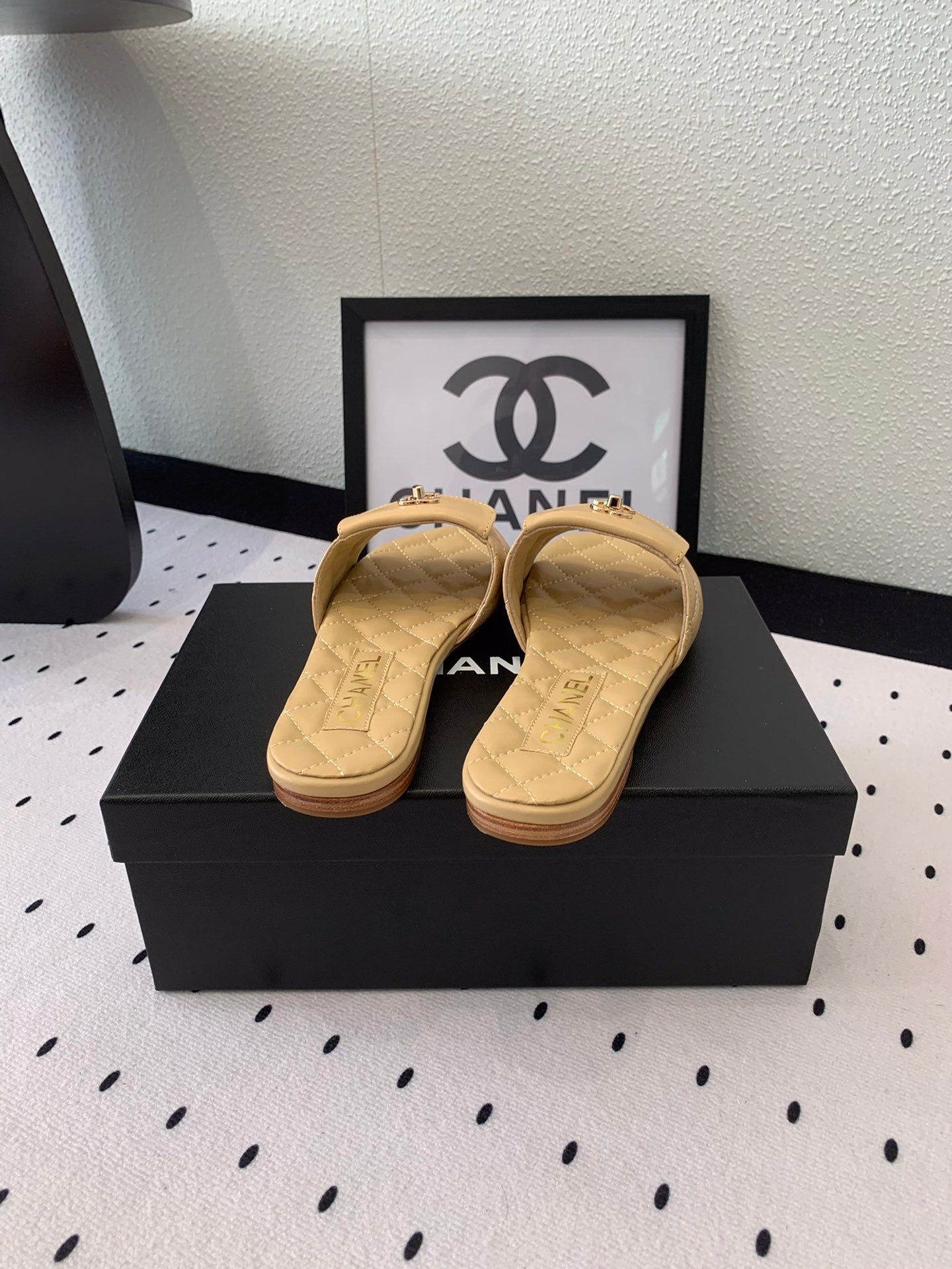 CHANEL SLIPPERS IN YELLOW CREAM CALFSKIN