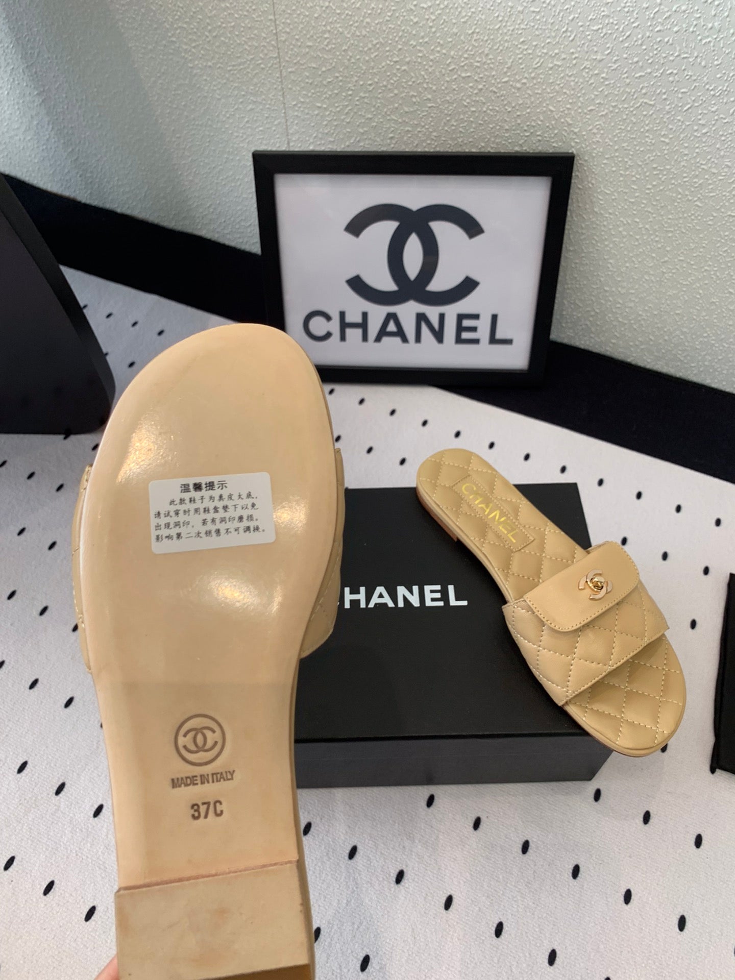 CHANEL SLIPPERS IN YELLOW CREAM CALFSKIN