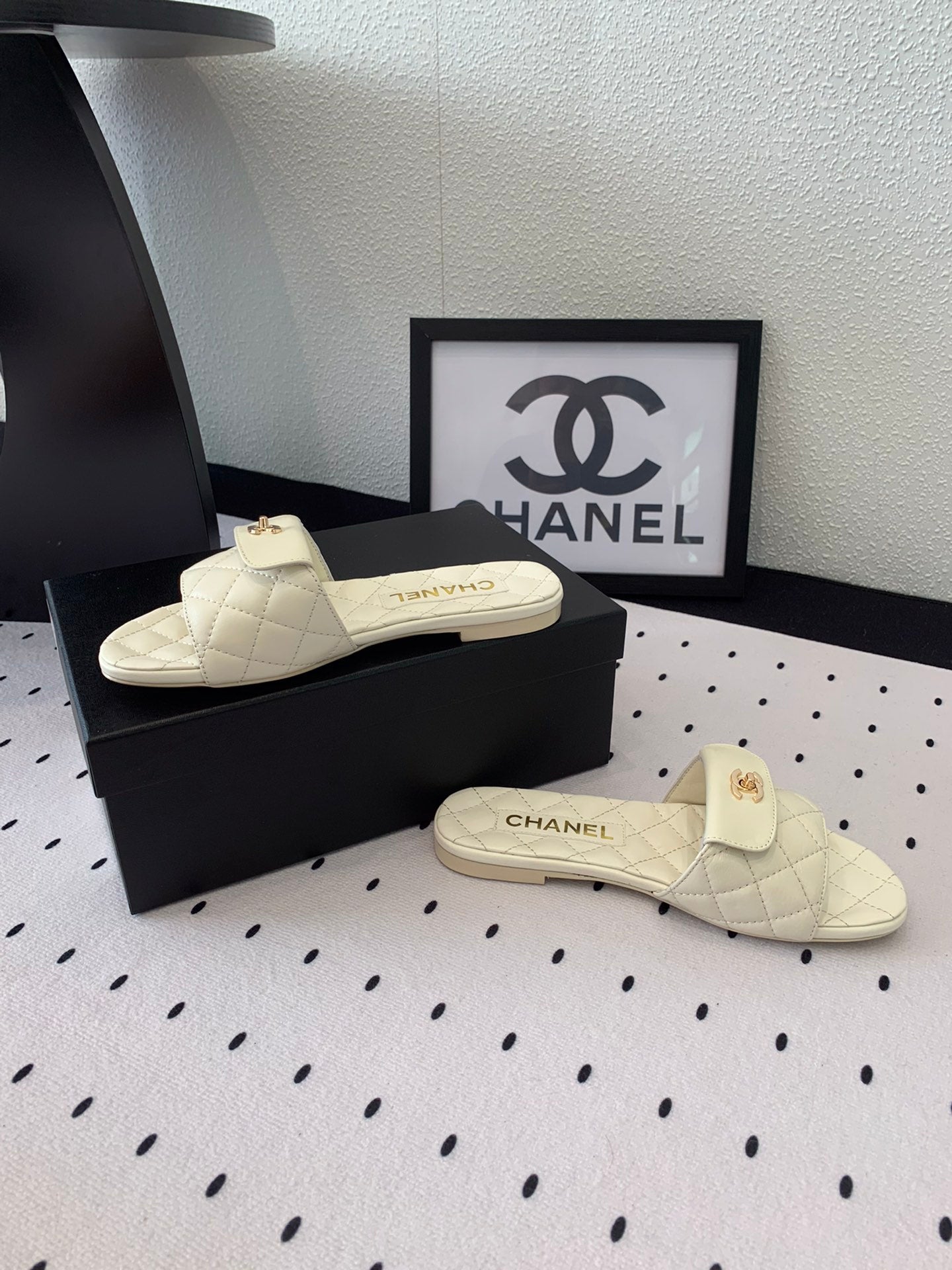CHANEL SLIPPERS IN WHITE CALFSKIN