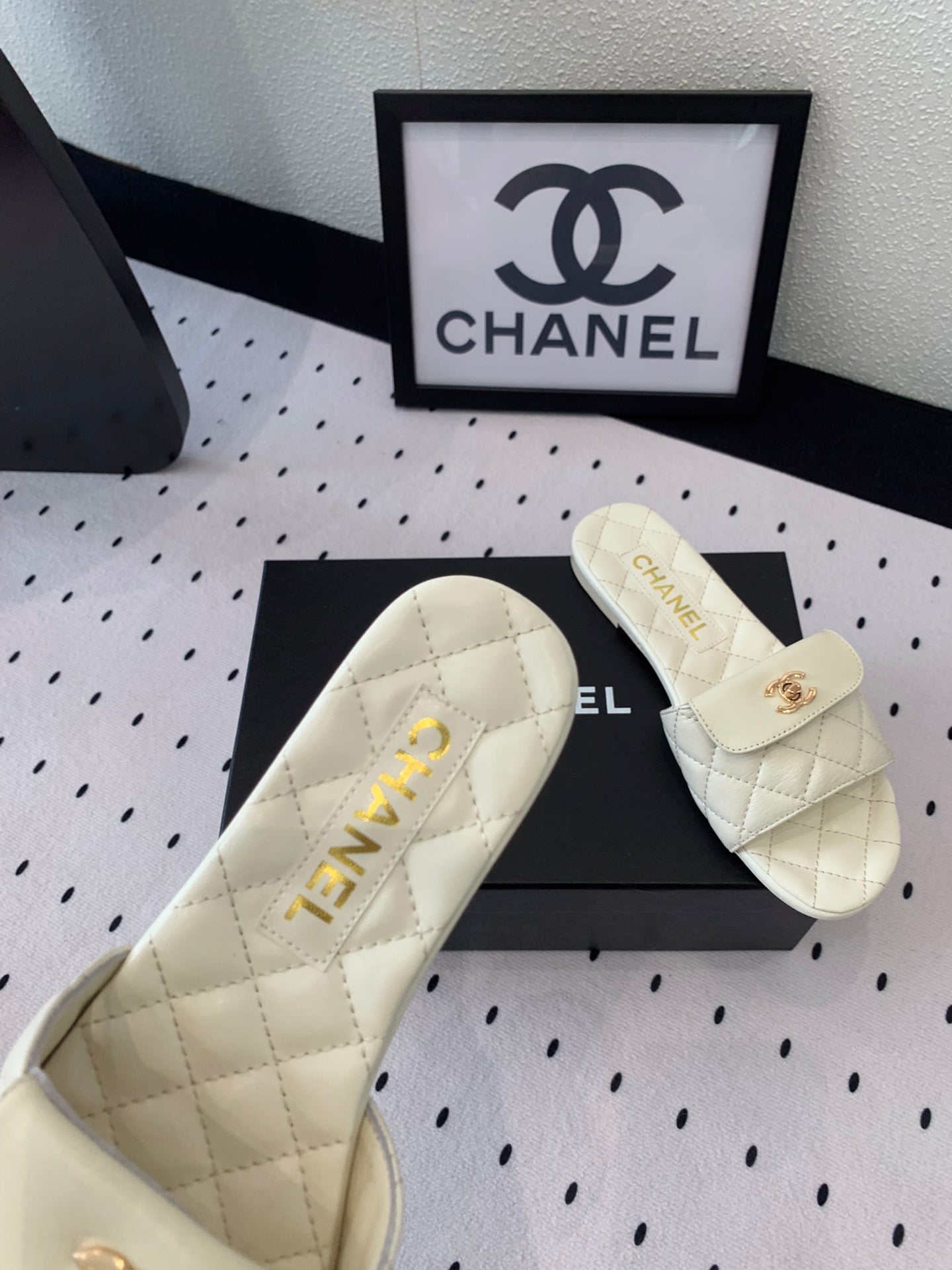 CHANEL SLIPPERS IN WHITE CALFSKIN