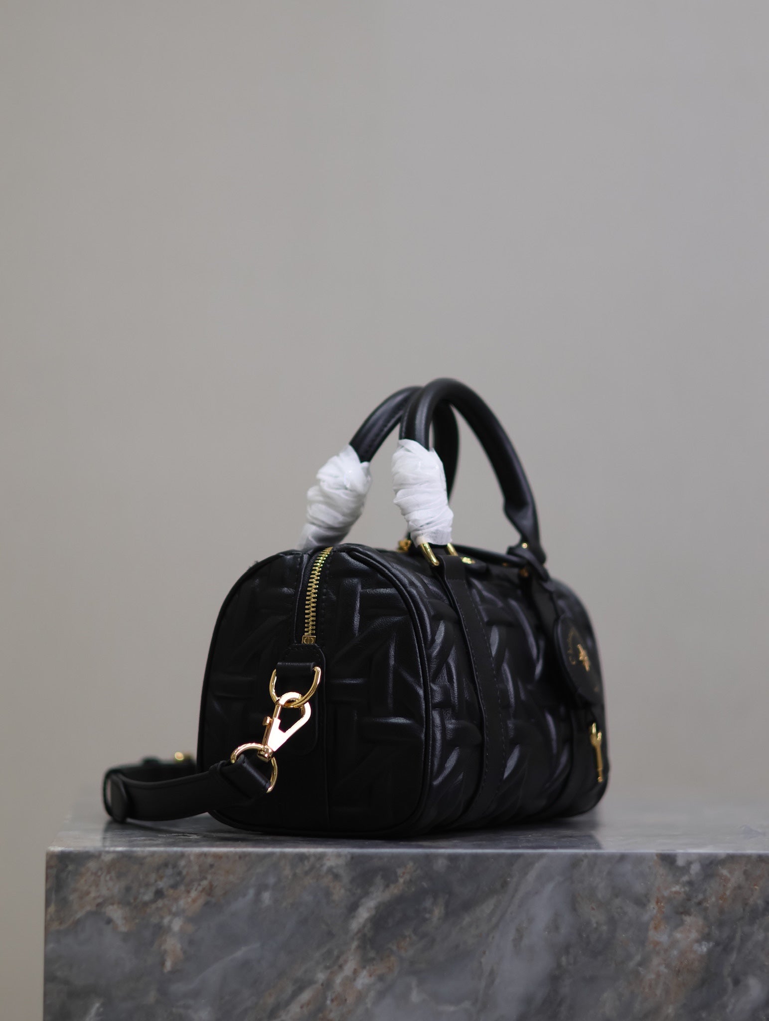DIOR MEDIUM GROOVE BAG 20 IN BLACK MACROCANNAGE CALFSKIN WITH GOLD HARDWARE