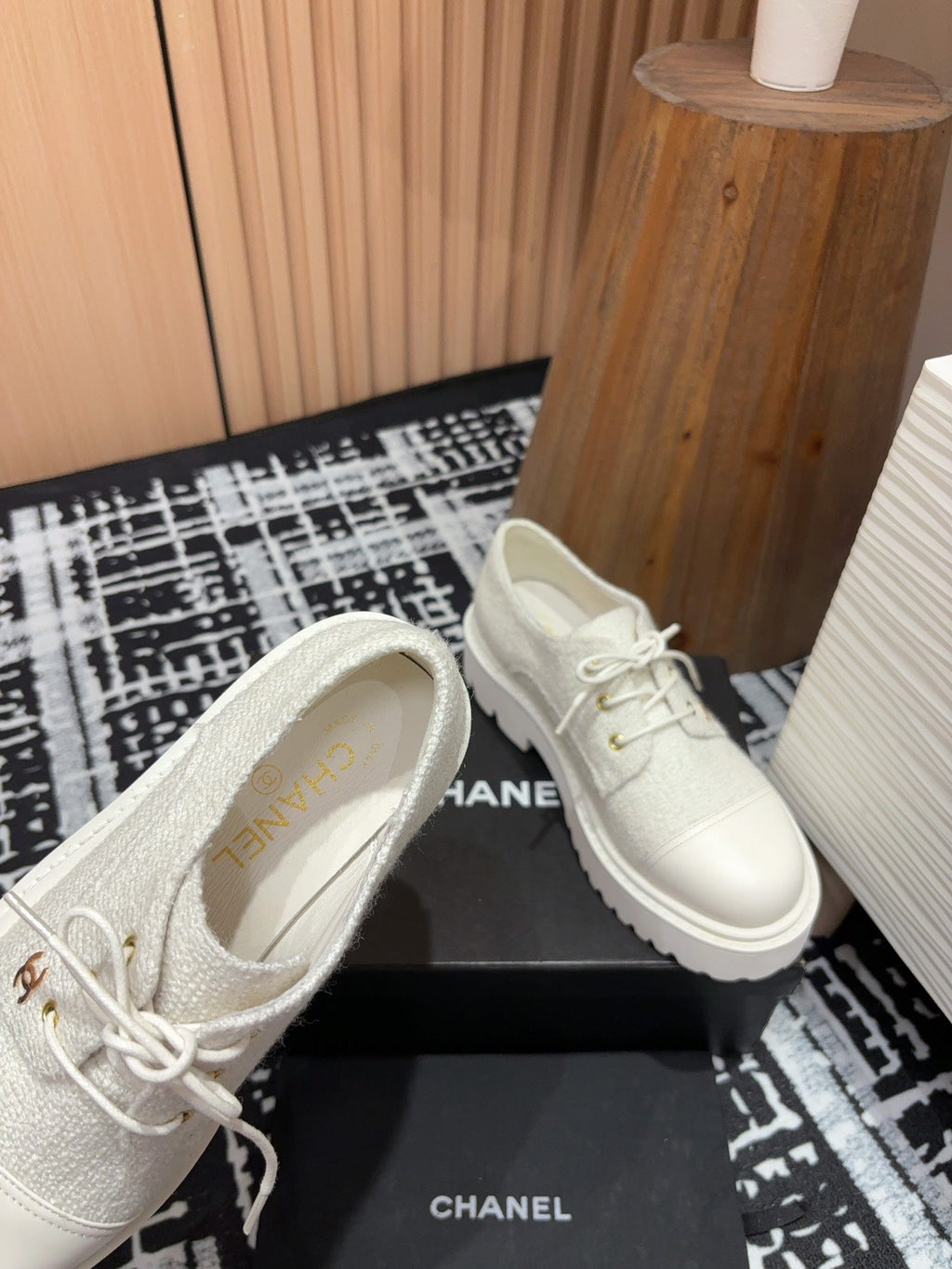 CHANEL OXFORD SHOES IN WHITE TWEED AND CALFSKIN