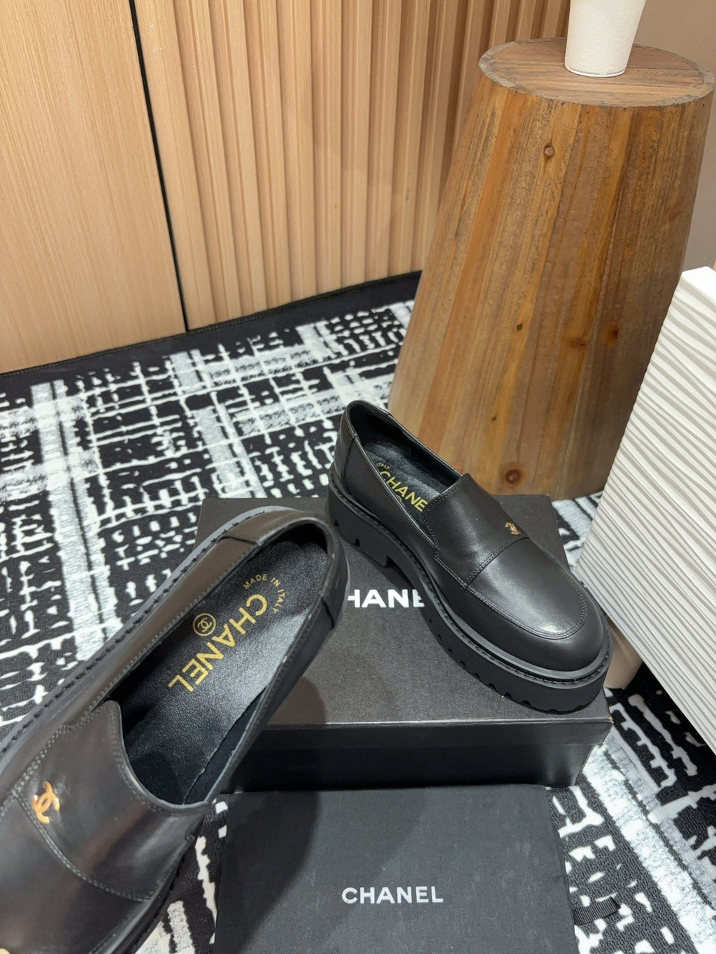 CHANEL MOASINS IN BLACK CALFSKIN